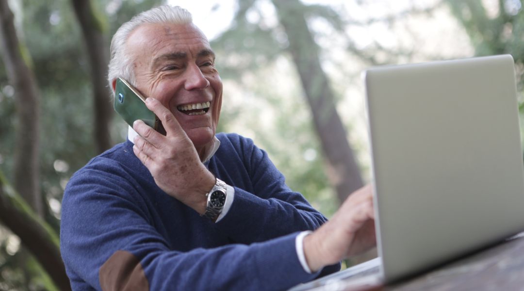 Los ancianos prefieren WhatsApp y Facebook y detestan los selfis