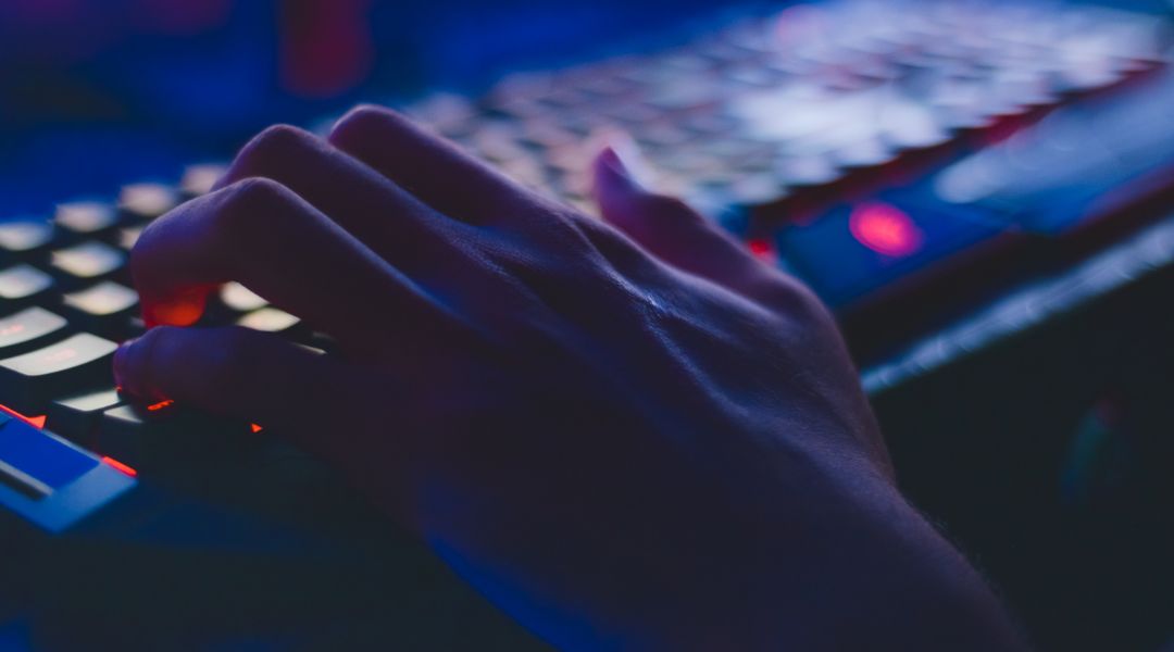 Los usuarios de medios digitales pasan menos tiempo durmiendo que "online"