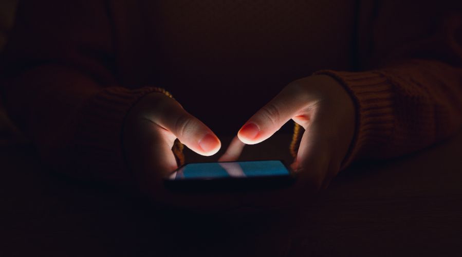 Pantalla en modo claro o modo oscuro: ¿una cuestión estética o algo más profundo?